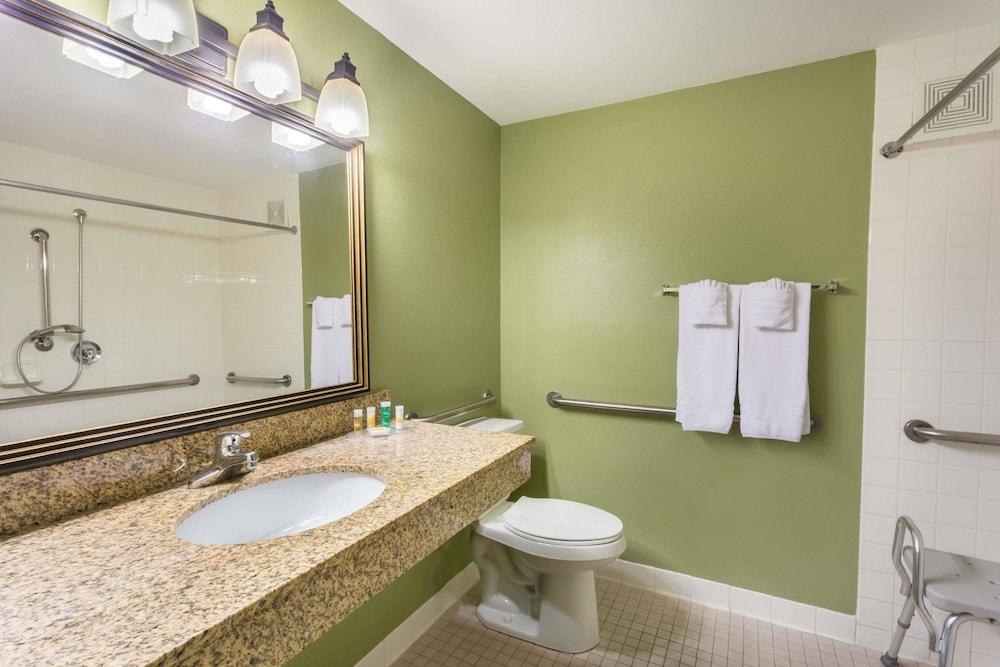 DAYS HOTEL BY WYNDHAM MESA NEAR PHOENIX photo 4