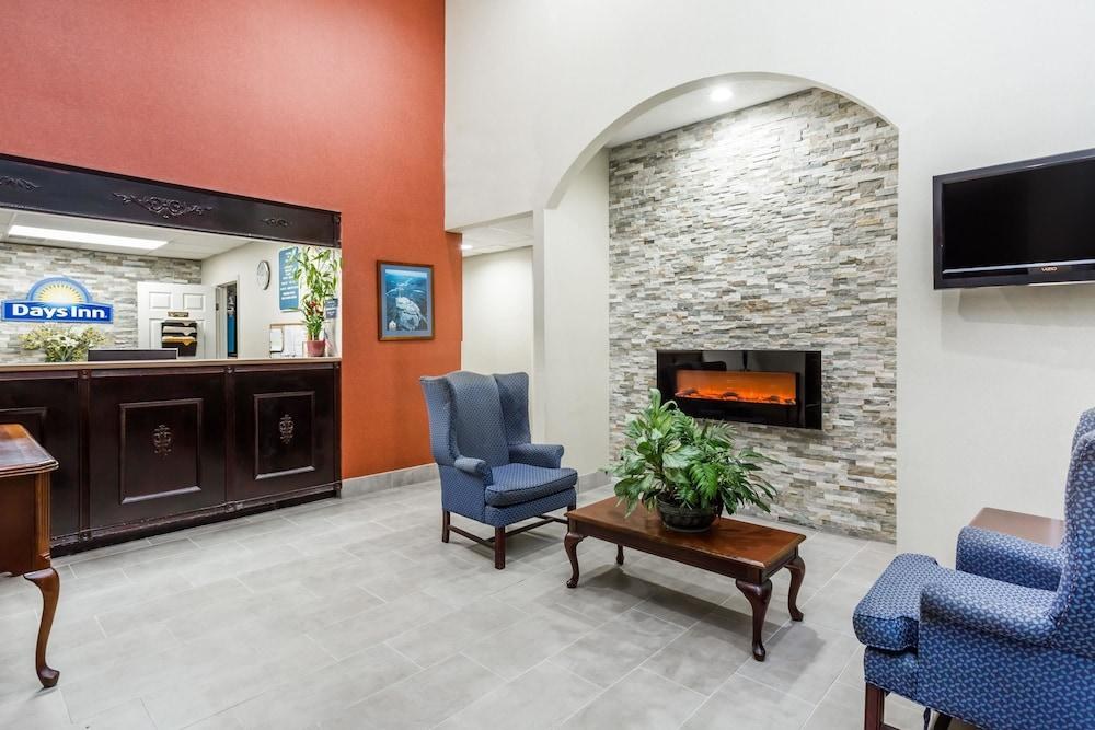 DAYS INN BY WYNDHAM HENDERSONVILLE
