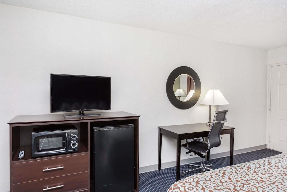 DAYS INN BY WYNDHAM HENDERSONVILLE photo 2