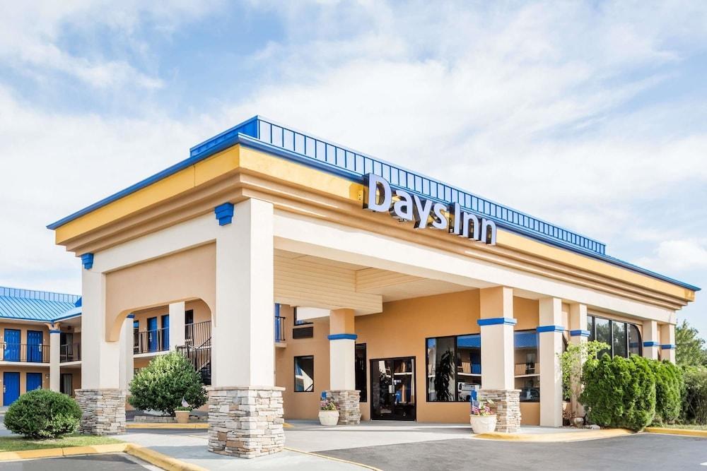 DAYS INN BY WYNDHAM HENDERSONVILLE photo 4