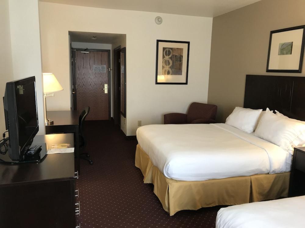 HOLIDAY INN EXPRESS SYRACUSE-FAIRGROUNDS photo 2