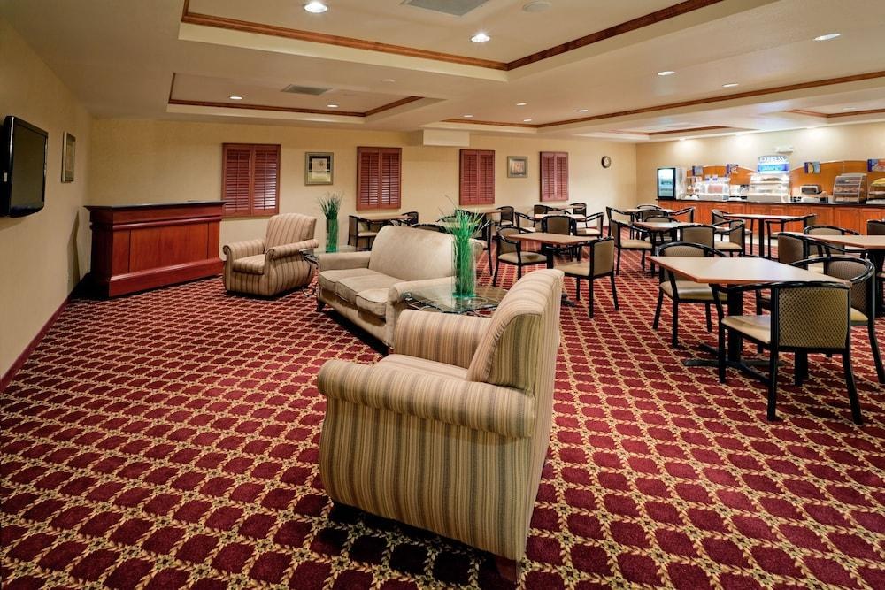 HOLIDAY INN EXPRESS SYRACUSE-FAIRGROUNDS photo 3