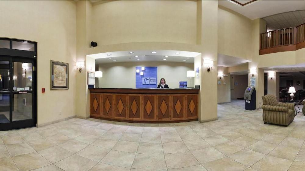 HOLIDAY INN EXPRESS SYRACUSE-FAIRGROUNDS photo 4