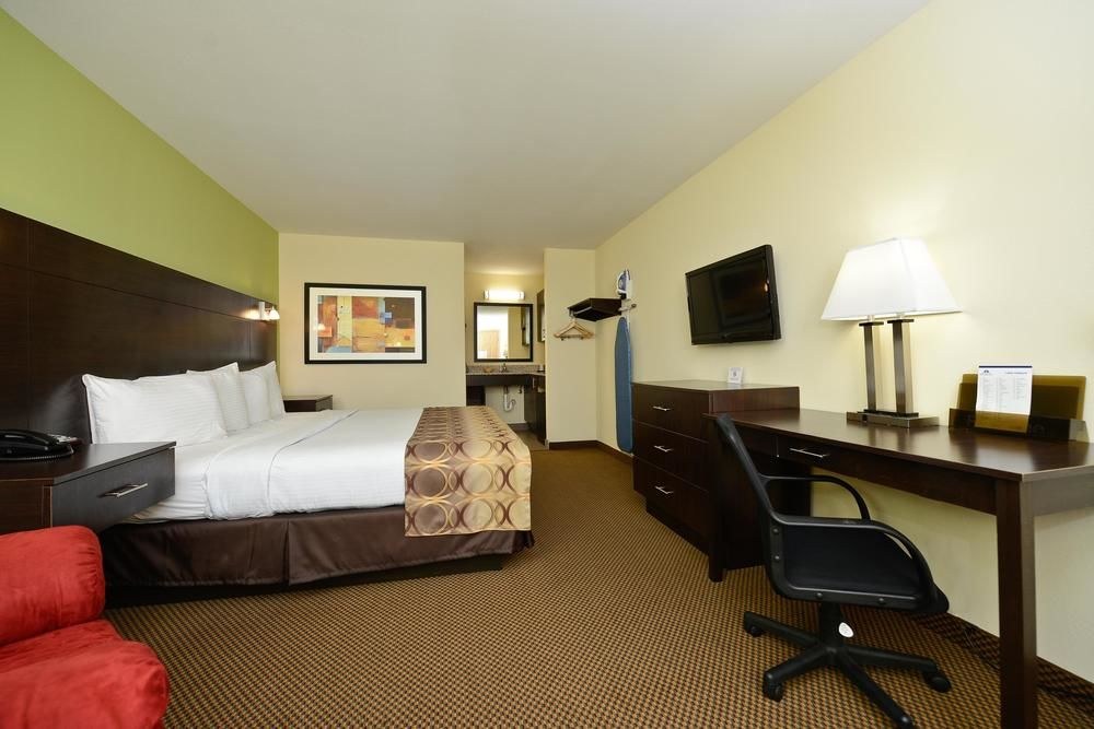 AMERICAS BEST VALUE INN AND SUITES LAKE CHARLES I210 EXIT 11 photo 1