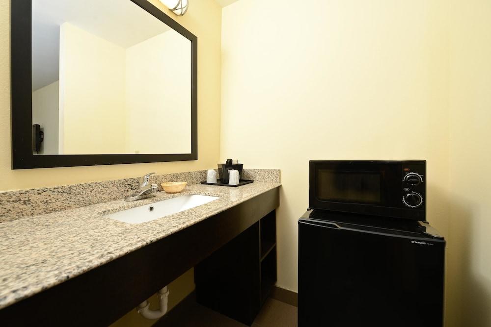AMERICAS BEST VALUE INN AND SUITES LAKE CHARLES I210 EXIT 11 photo 4
