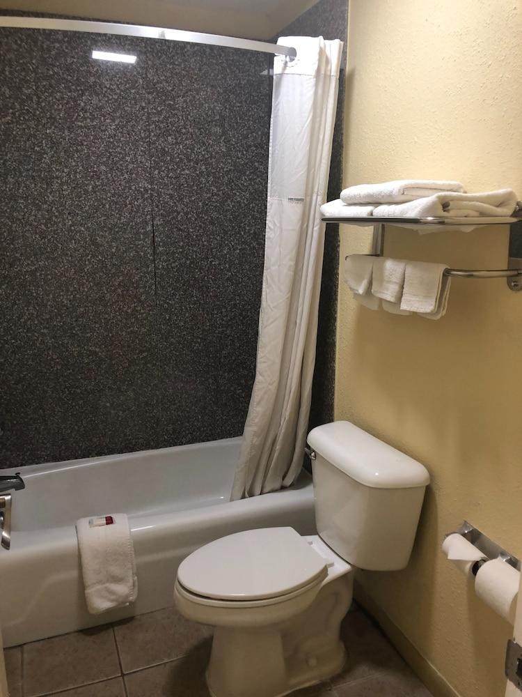 DAYS INN BY WYNDHAM LAKE CHARLES photo 2