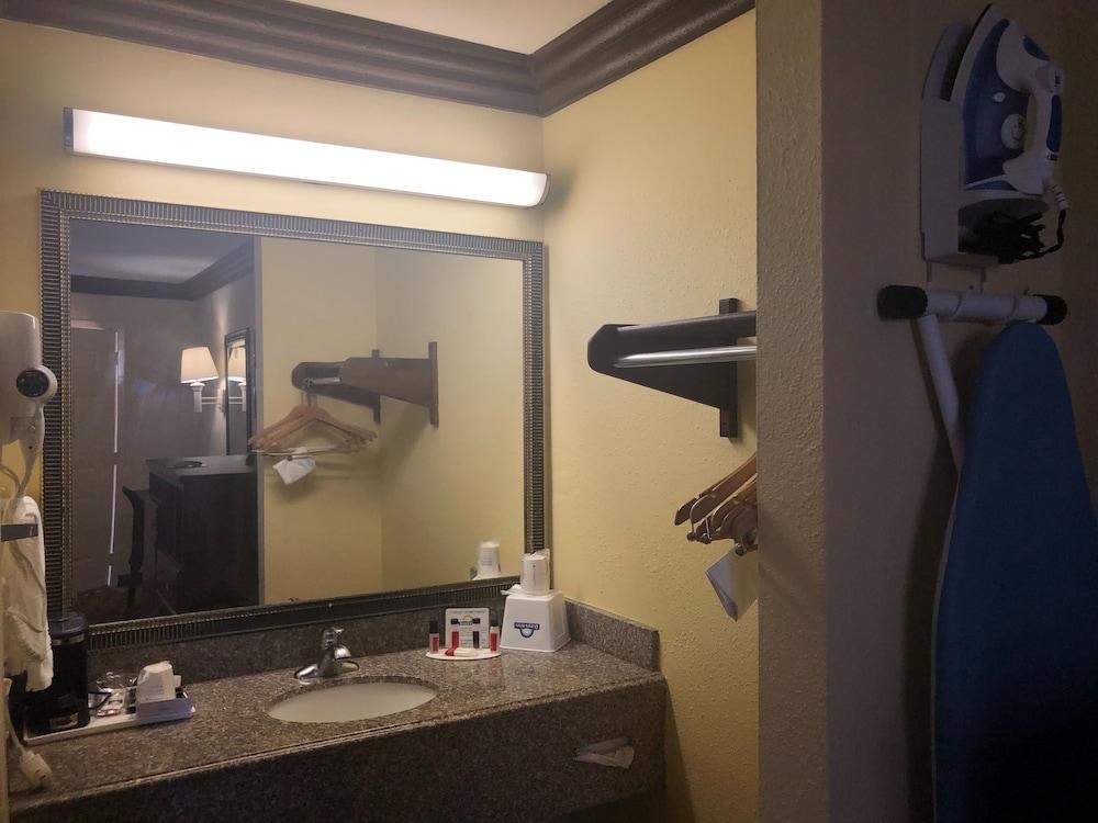 DAYS INN BY WYNDHAM LAKE CHARLES photo 3