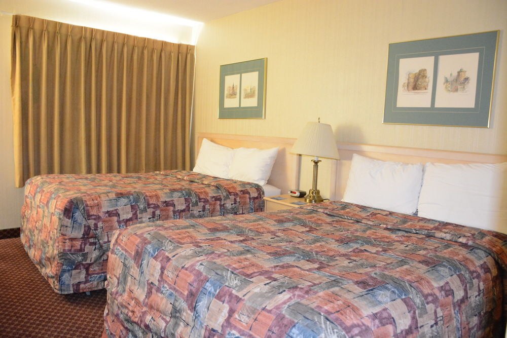 TRAVELODGE BY WYNDHAM LETHBRIDGE photo 1