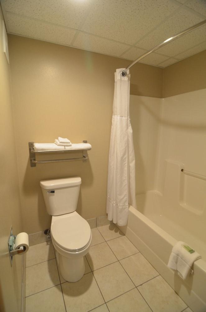 AmericInn by Wyndham Des Moines Airport photo 2