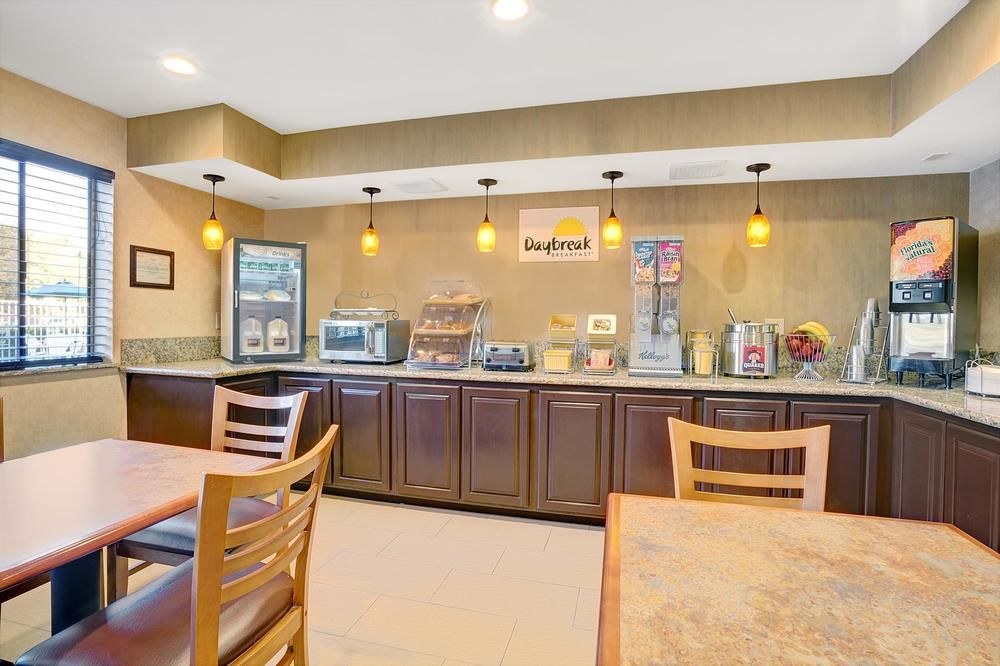 DAYS INN WOODLAND photo 1