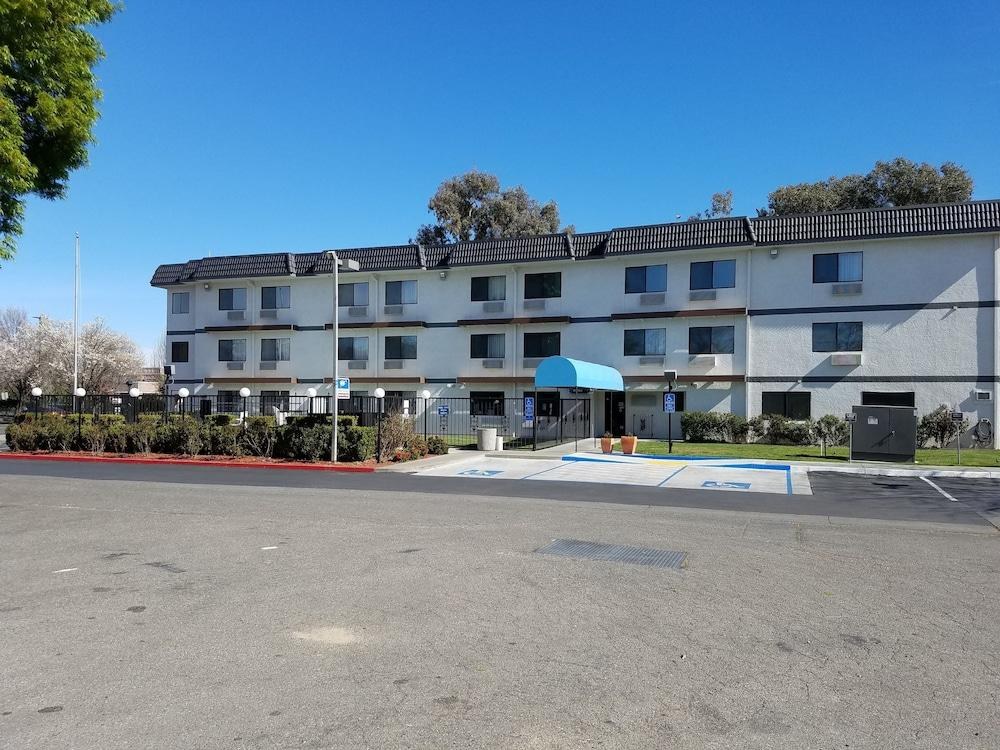 DAYS INN WOODLAND photo 2