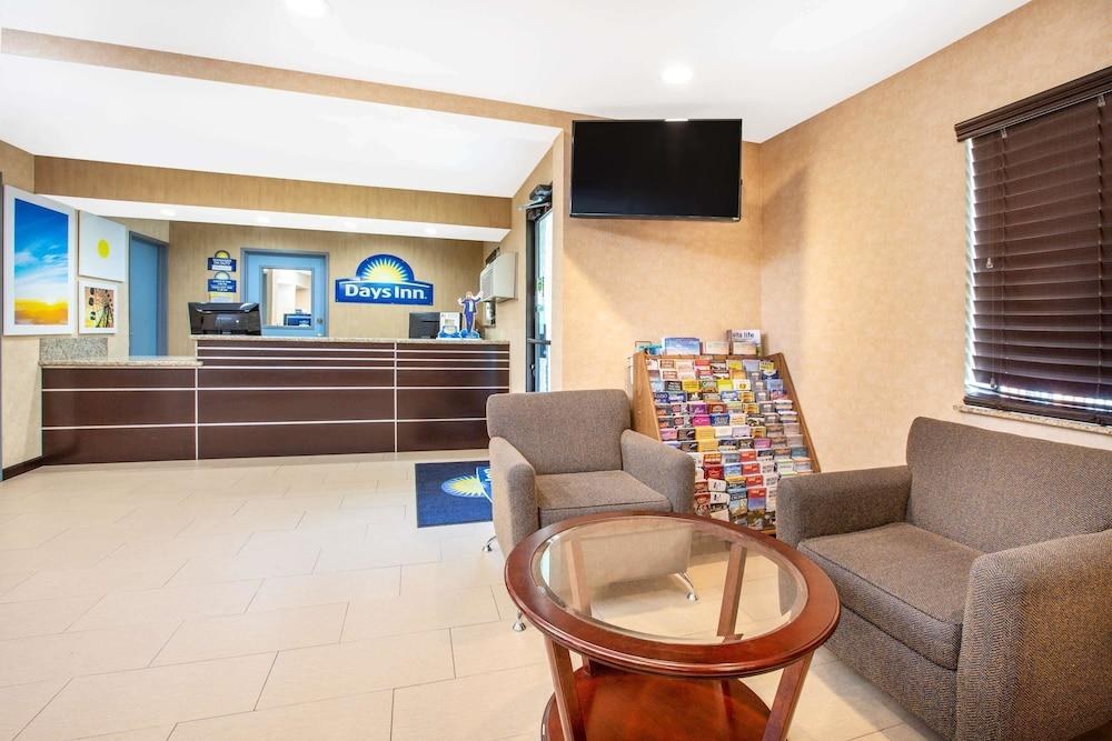 DAYS INN WOODLAND photo 3
