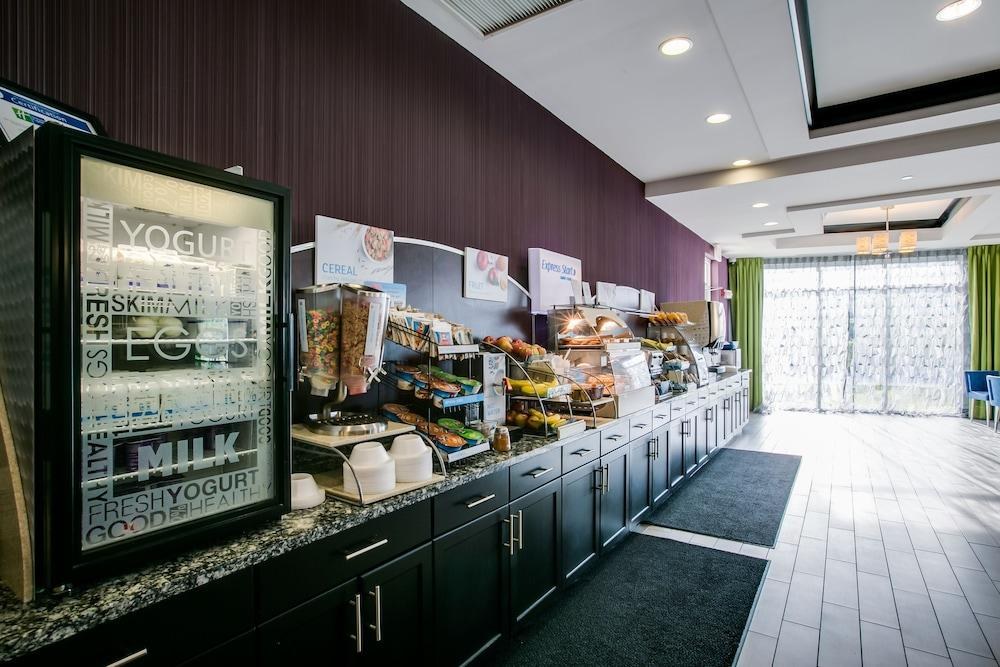 HOLIDAY INN EXPRESS AND SUITES CHARLESTON ARPT CON photo 2