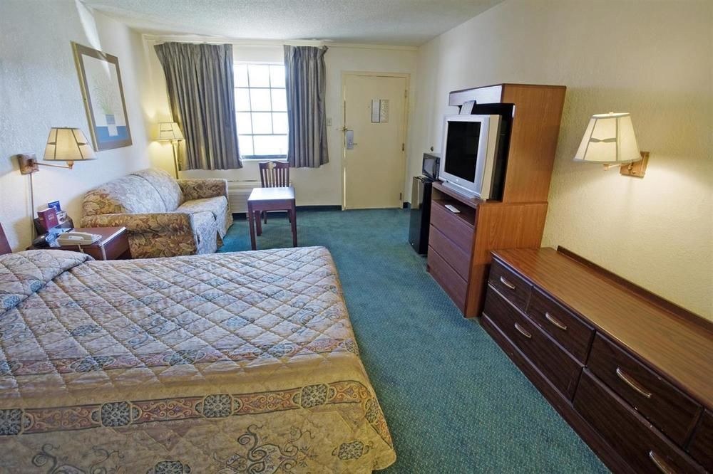 AMERICAS BEST VALUE INN - RICHMOND SOUTH photo 1