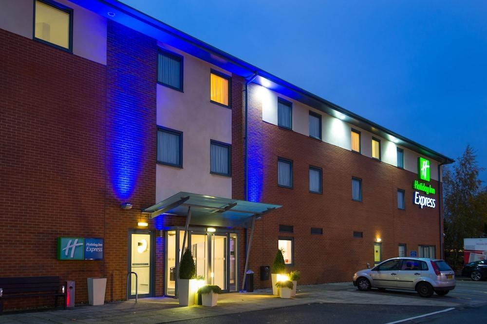 HOLIDAY INN EXPRESS BEDFORD photo 2