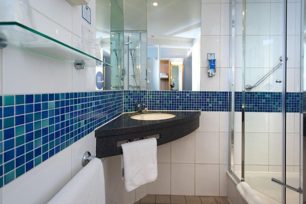 HOLIDAY INN EXPRESS BEDFORD photo 3