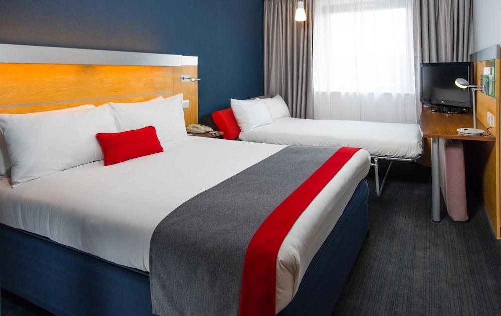 HOLIDAY INN EXPRESS BEDFORD photo 4