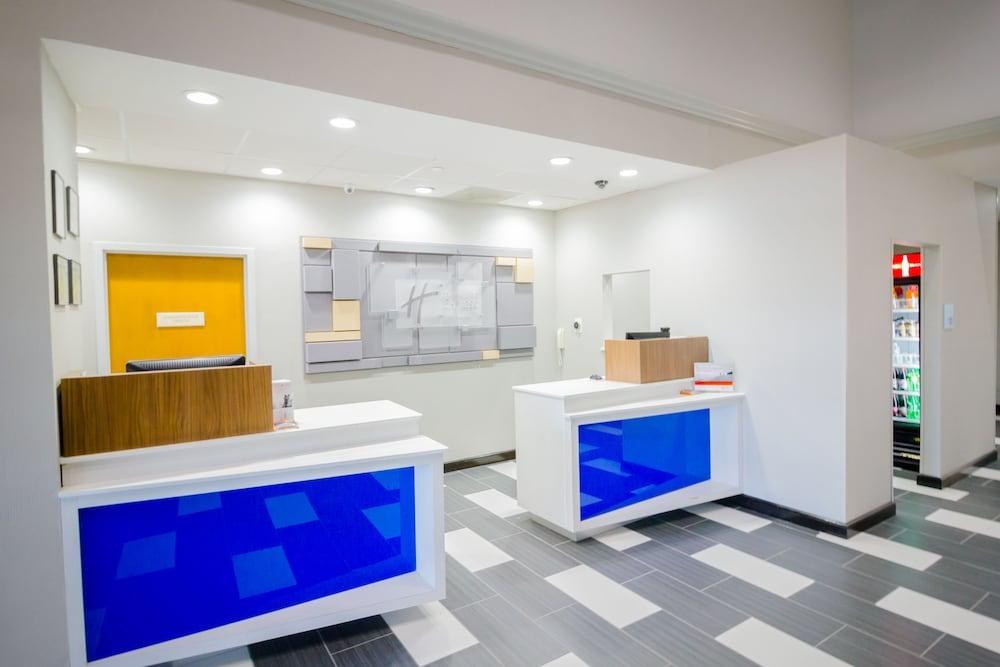HOLIDAY INN EXPRESS & SUITES AUSTIN AIRPORT