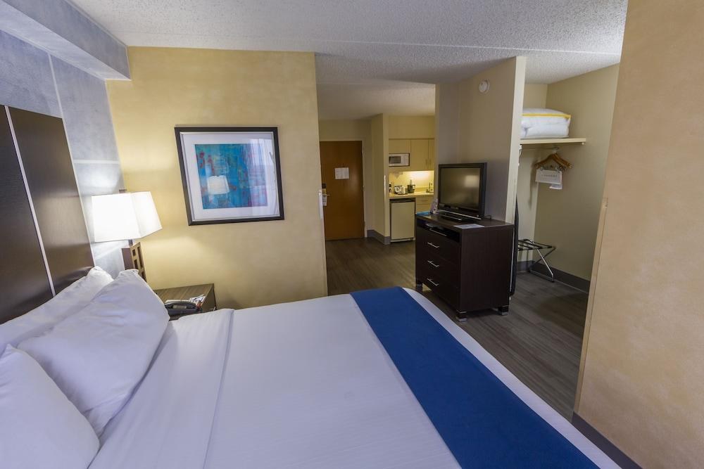 HOLIDAY INN EXPRESS & SUITES AUSTIN AIRPORT photo 1