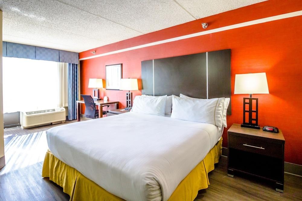 HOLIDAY INN EXPRESS & SUITES AUSTIN AIRPORT photo 3
