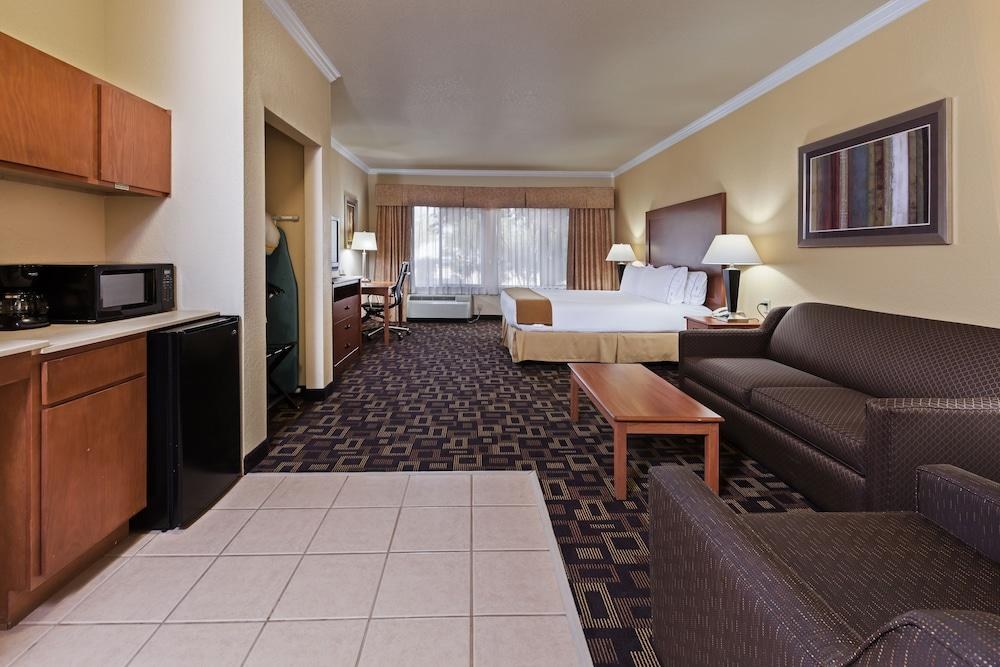HOLIDAY INN EXPRESS & SUITES AUSTIN NW - LAKELINE photo 3