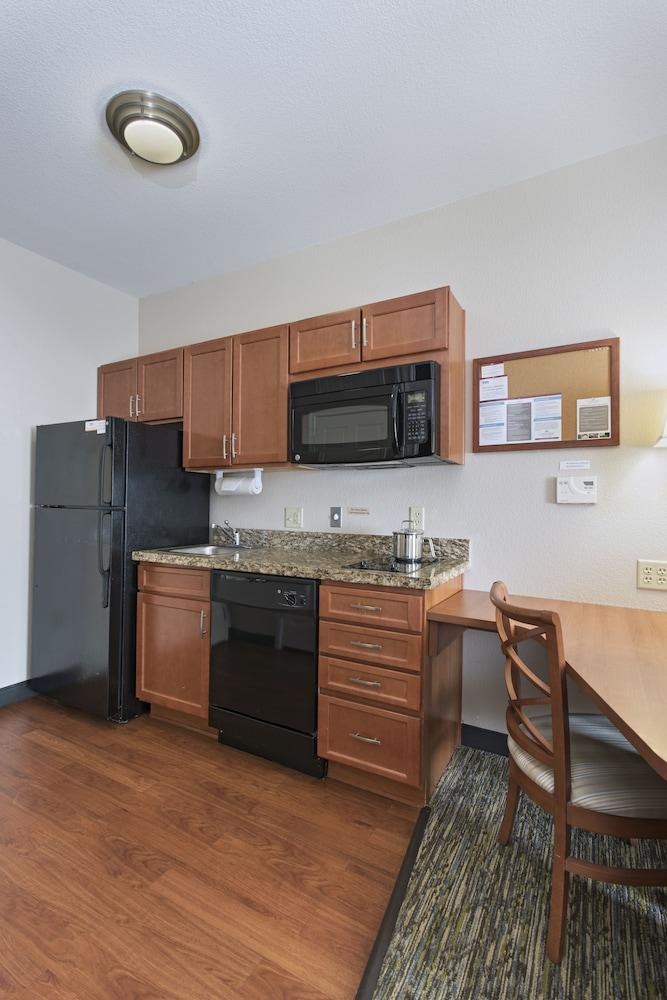 CANDLEWOOD SUITES AUSTIN N-CEDAR PARK photo 2