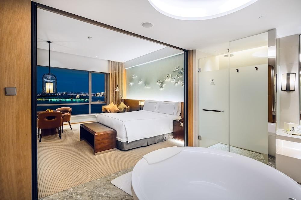 INTERCONTINENTAL photo 3