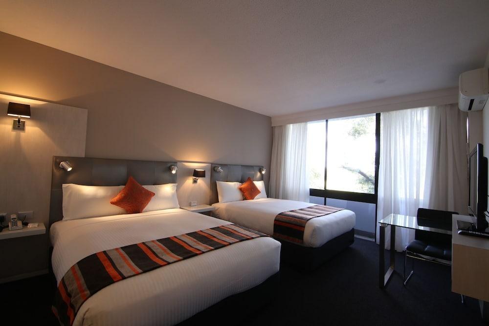 HOLIDAY INN WARWICK FARM photo 4