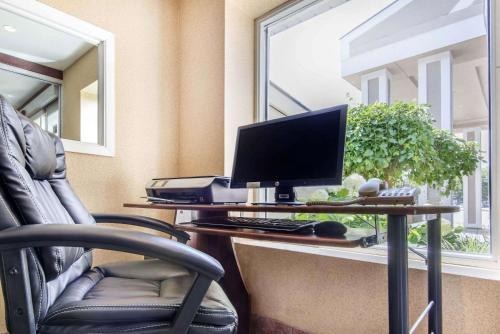 COMFORT INN & SUITES