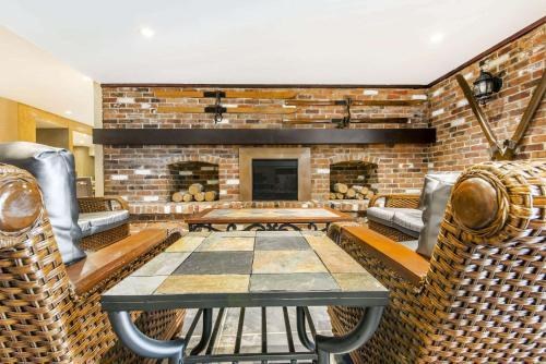 COMFORT INN & SUITES photo 2