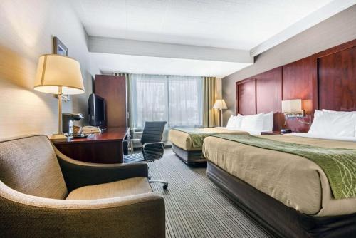 COMFORT INN & SUITES photo 3