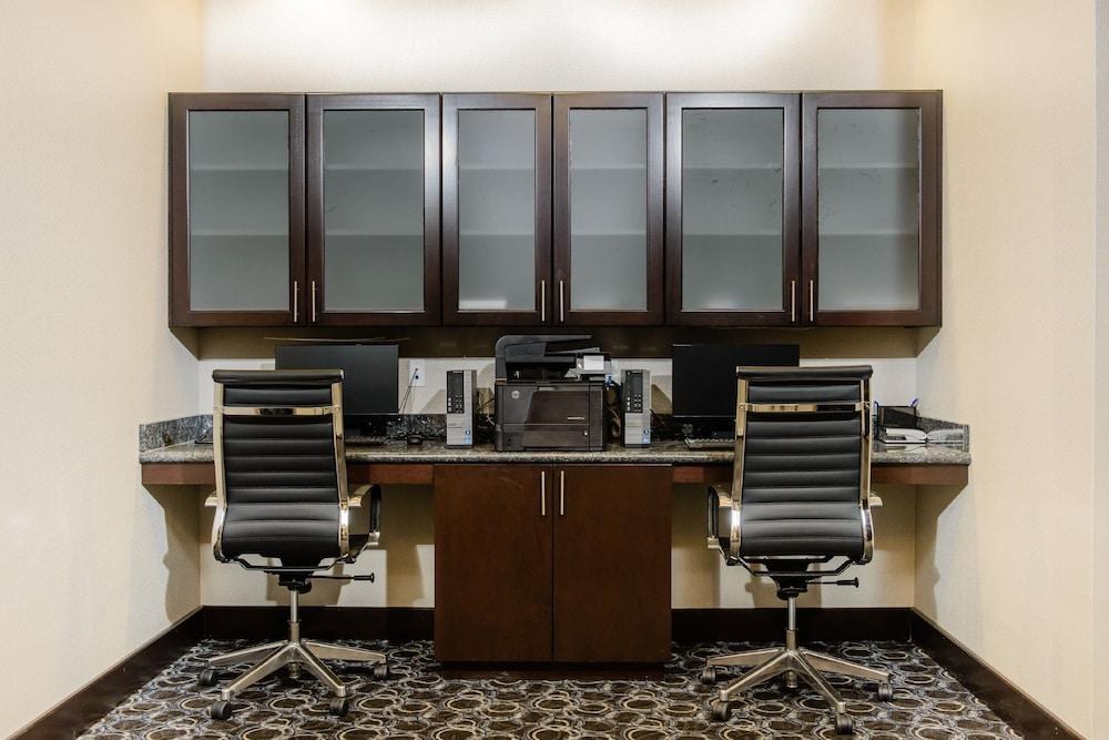 HOLIDAY INN EXPRESS & SUITES AUSTIN NW - ARBORETUM AREA photo 4