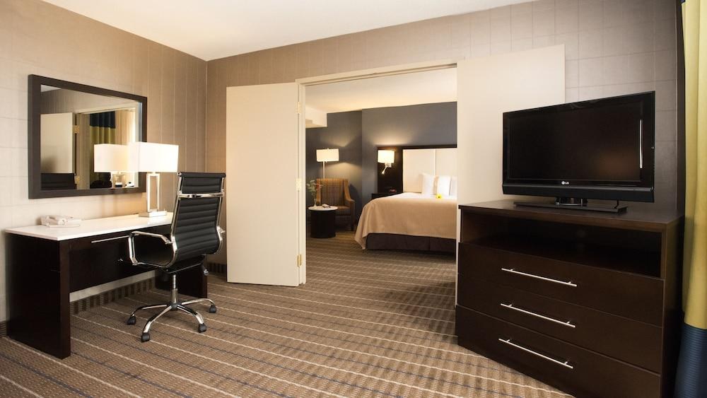 HOLIDAY INN & SUITES MISSISSAUGA WEST - MEADOWVALE photo 2