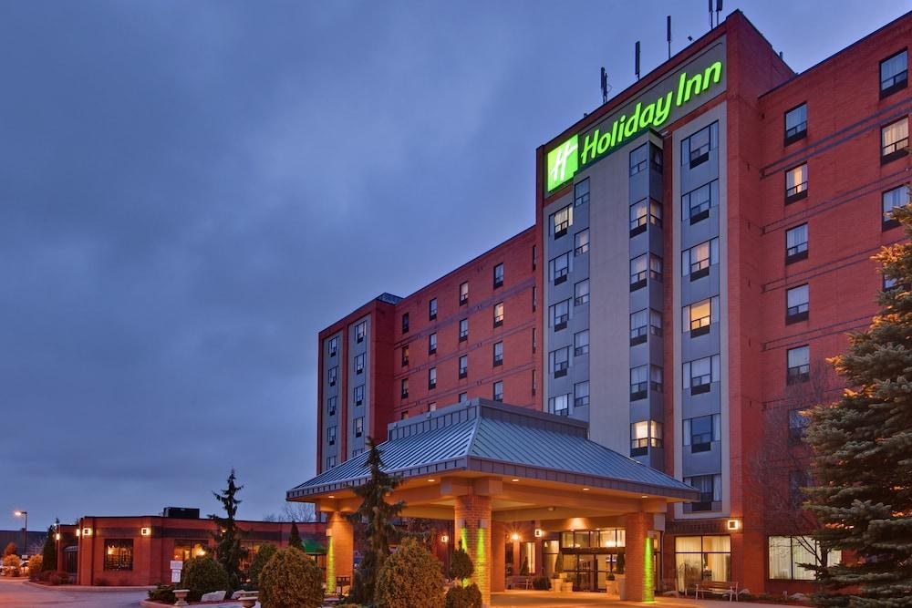 HOLIDAY INN & SUITES WINDSOR (AMBASSADOR BRIDGE) photo 4