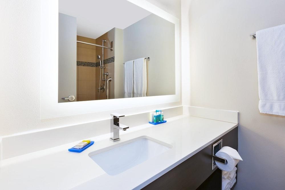 HOLIDAY INN AIRPORT POLO PARK photo 2