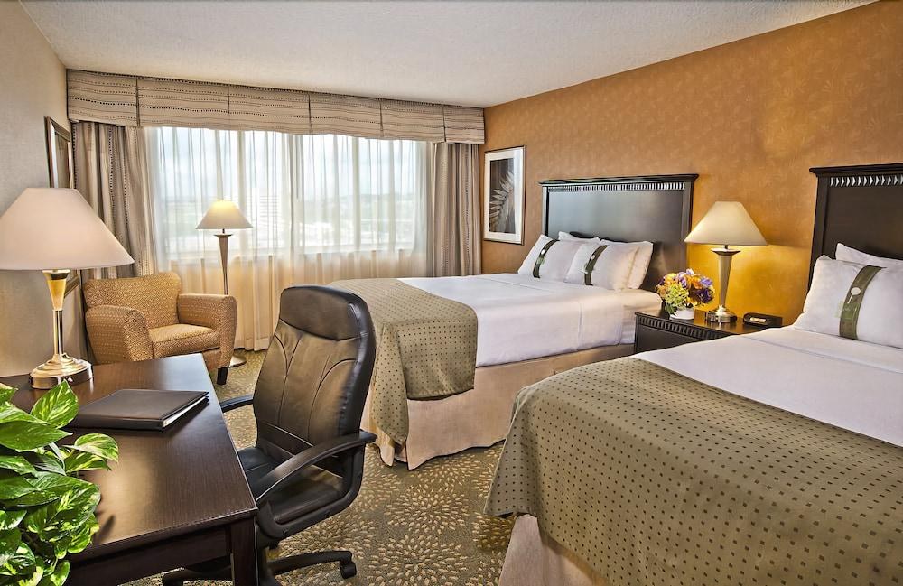 HOLIDAY INN ALEXANDRIA AT CARLYLE photo 2