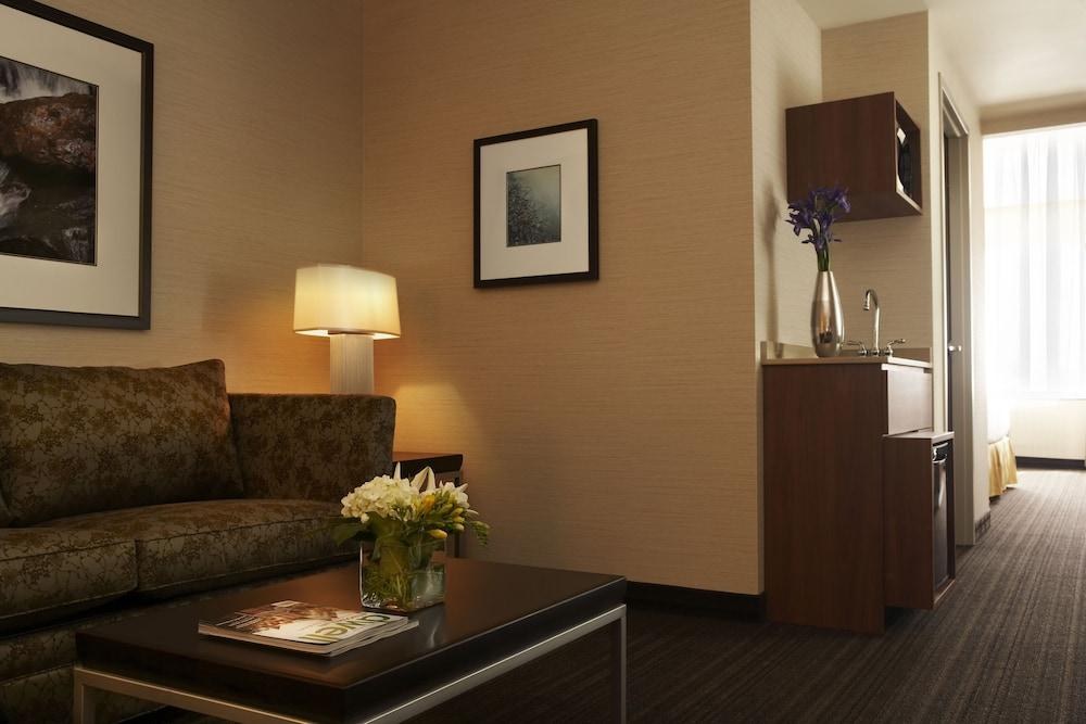 HOLIDAY INN EXPRESS & SUITES VAUGHAN SOUTHWEST photo 2