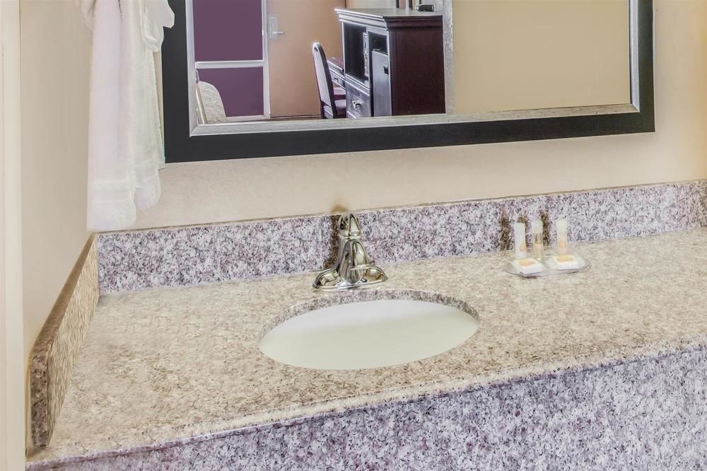 AMERICAS BEST VALUE INN ELK CITY photo 1