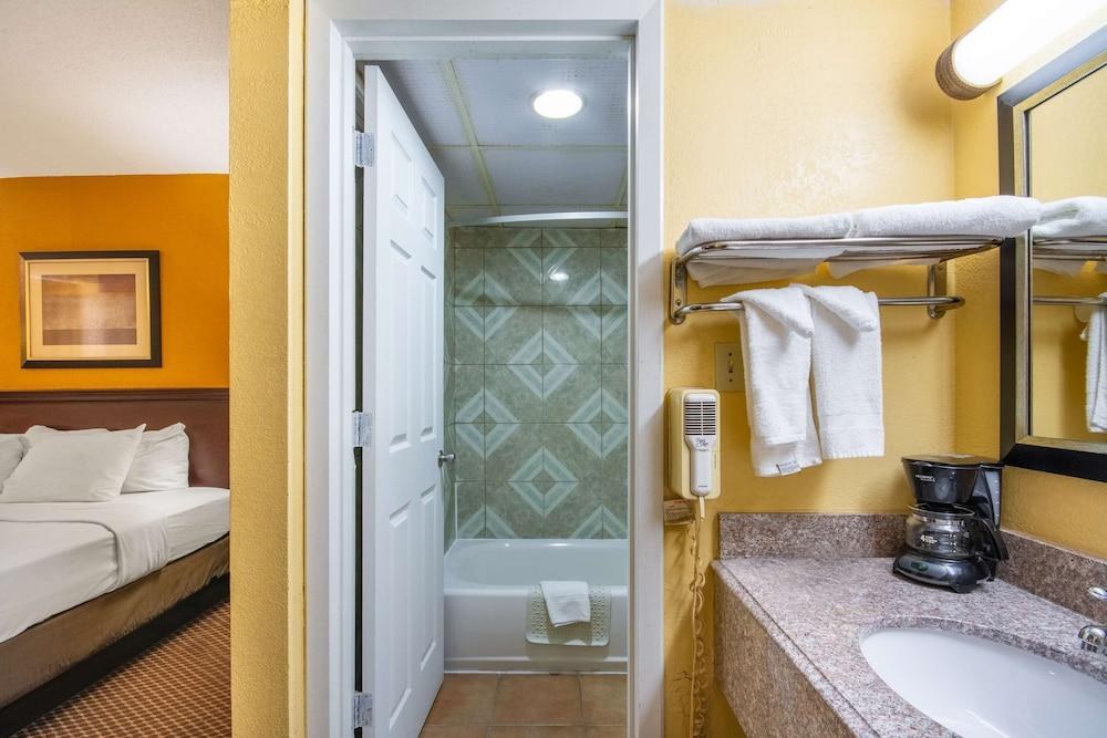 AMERICAS BEST VALUE INN ELK CITY photo 3