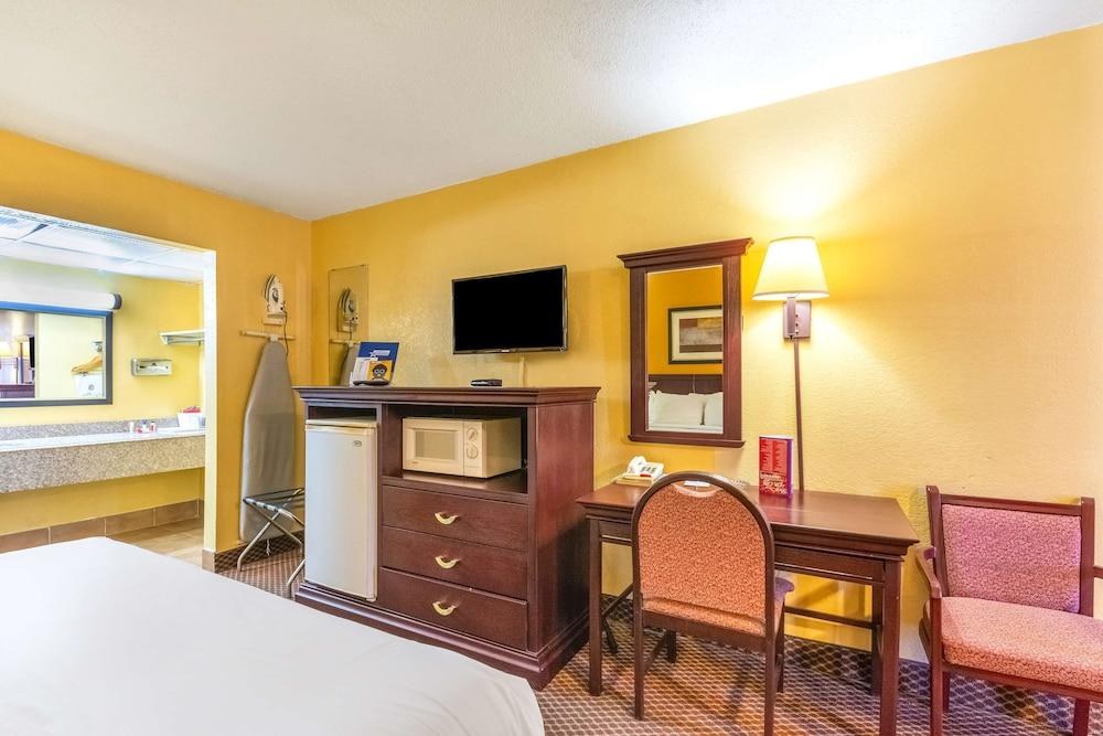 AMERICAS BEST VALUE INN ELK CITY photo 4
