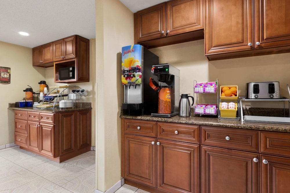 DAYS INN BY WYNDHAM ORANGE PARK/JACKSONVILLE photo 3