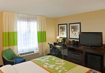 FAIRFIELD INN  SUITES TORONTO MISSISSAUGA photo 4
