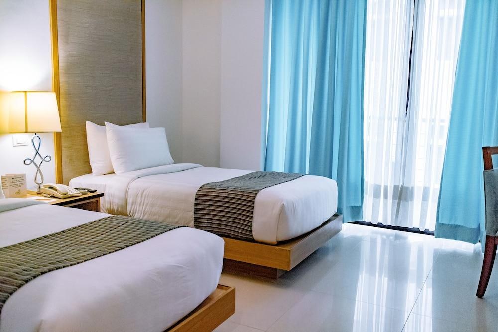 CROWN REGENCY COURTYARD RESORT photo 2