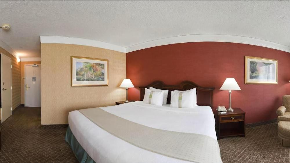 HOLIDAY INN CLEVELAND-MAYFIELD photo 3