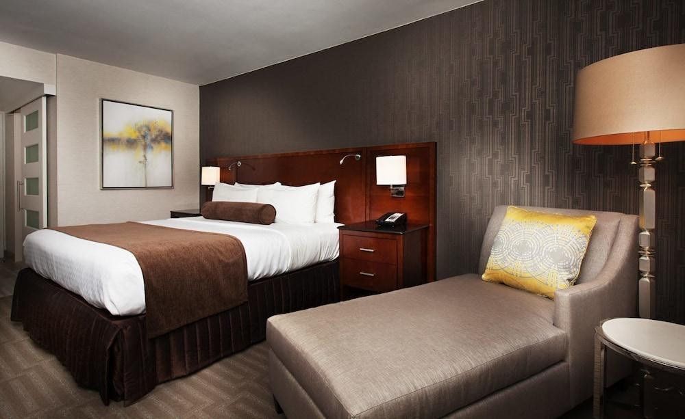 CROWNE PLAZA CHARLOTTE EXECUTIVE PARK photo 4