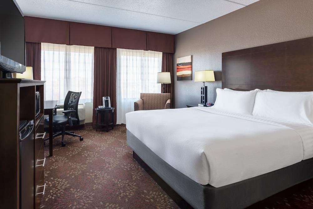HOLIDAY INN CHARLOTTE UNIVERSITY photo 2