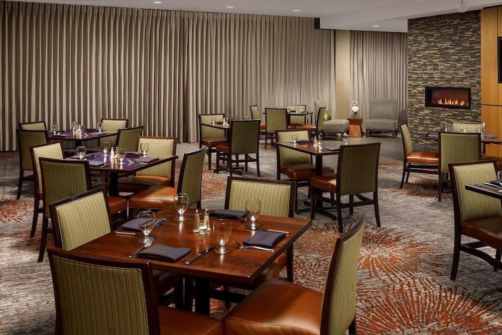 HOLIDAY INN CHARLOTTE UNIVERSITY photo 4