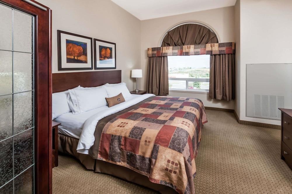 RAMADA BY WYNDHAM HIGH RIVER photo 2