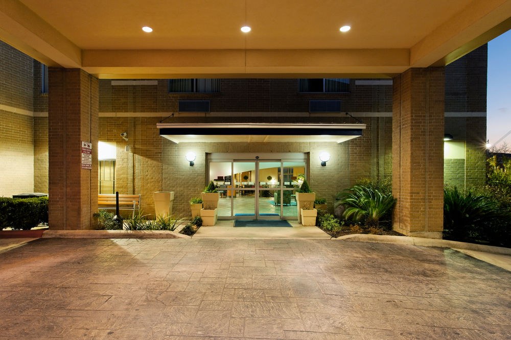 HOLIDAY INN EXPRESS & SUITES SAN ANTONIO RIVERCENTER AREA photo 1