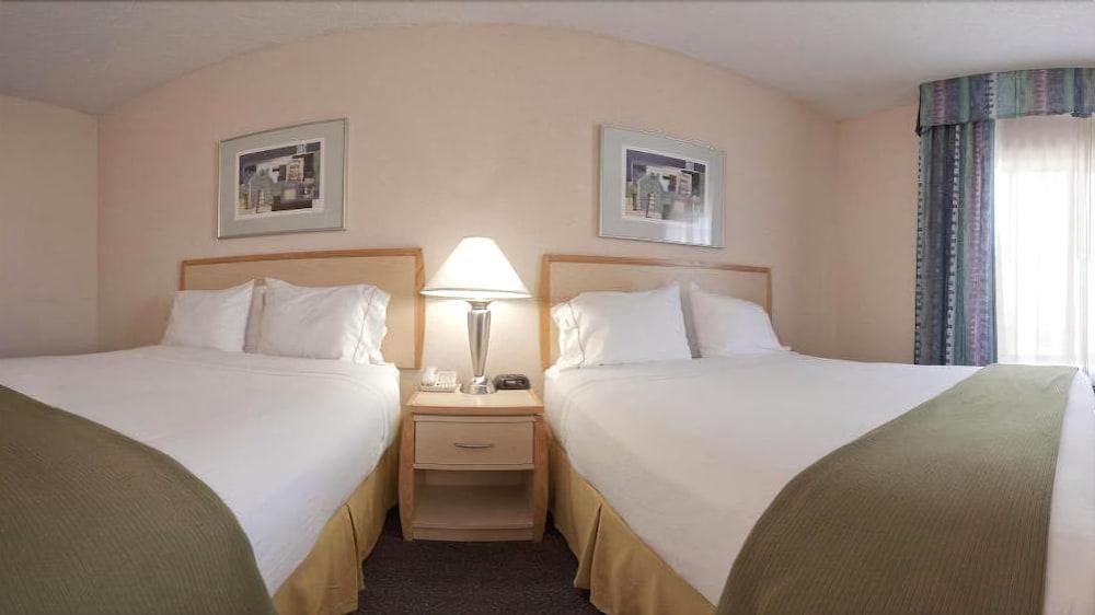 HOLIDAY INN EXPRESS & SUITES SAN ANTONIO RIVERCENTER AREA photo 2